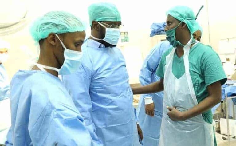 Axmed Madoobe oo Isbitaalka Kismaayo ku booqday Dadkii ku dhaawacmay Weerarkii Kismaayo (Sawirro)