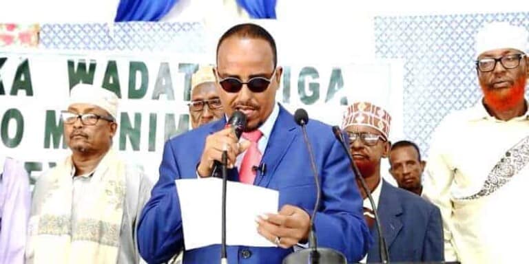 Beesha Kuumade oo Kismayo uga dhawaaqday Musharaxnimada Axmed Madobe. [Digniin loo diray Farmajo]