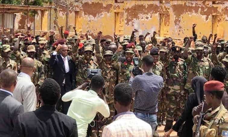 Ra’iisal Wasaare Kheyre oo Xerada 21-aad ee Dh/Mareeb kula wareegay Ciidamadii Ahlu suna (Sawirro)