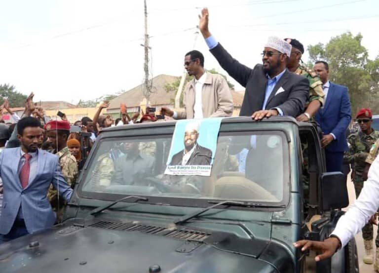 Axmed Madoobe oo ilaa Amar danbe Dib ugu dhigay xafladii lagu Caleemo-saari lahaa [Akhriso War-saxaafadeed]