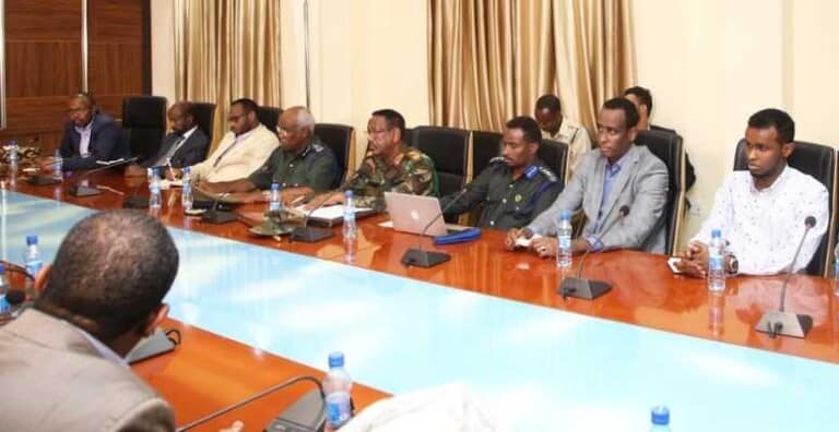 Madaxweyne Farmajo oo xalay Saqdii dhexe isugu yeeray taliyeyasha ciidamada [Sirdoonka oo ka maqnaa..]