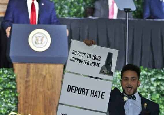 Nin joojiyey khudbad uu jeedinayey Madaxweyne Trump & Boor uu kala hortegay.