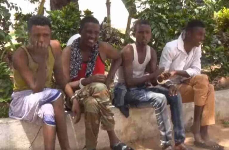 Koox Burcad ah oo lagu qabtay xaafad ka tirsan Muqdisho & Hubkooda oo lasoo bandhigay. (Sawirro)