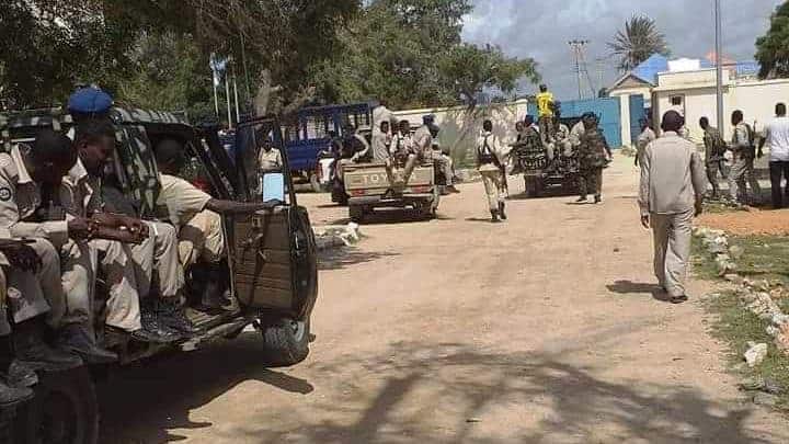 Axmed Madoobe oo Ciidamo cusub ku wareejiyey Amniga  Kismaayo [Sawirro]