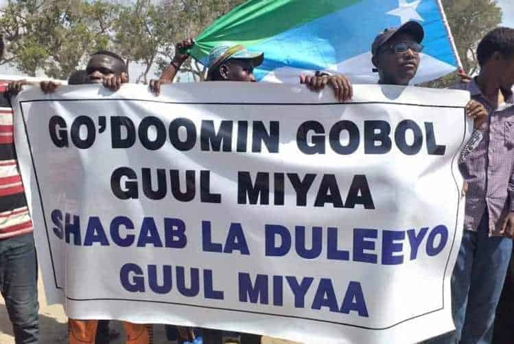 Banaanbax looga horjeedo Dowladda Somalia oo ka socda Kismaayo & Dadweyne sheegay inay lagu qasbay.. [Sawirro]