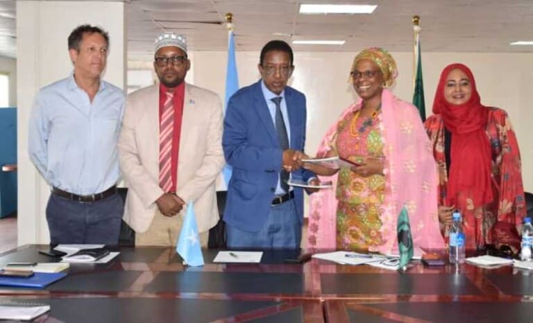 Dowladda Somalia iyo Bankiga Horumarinta Afrika oo kala saxiixday Mashaariic laga fulinayo Baydhabo & Kismayo