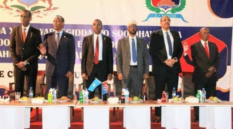 KASHIFAAD: Maxay Madaxda Dowladda uga Qeyb geli waayeen Xafladii uu xilka kula wareegay Cumar Filish? [Yaa ka dambeeyay?]