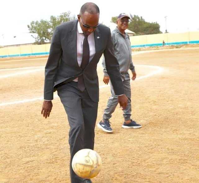 Ra’iisal Wasare Kheyre oo lacag ku bixiyey dhismaha Garoonkii 3-aad ee K/cagta [150-kun Doolar oo lagu wareejiyey…]