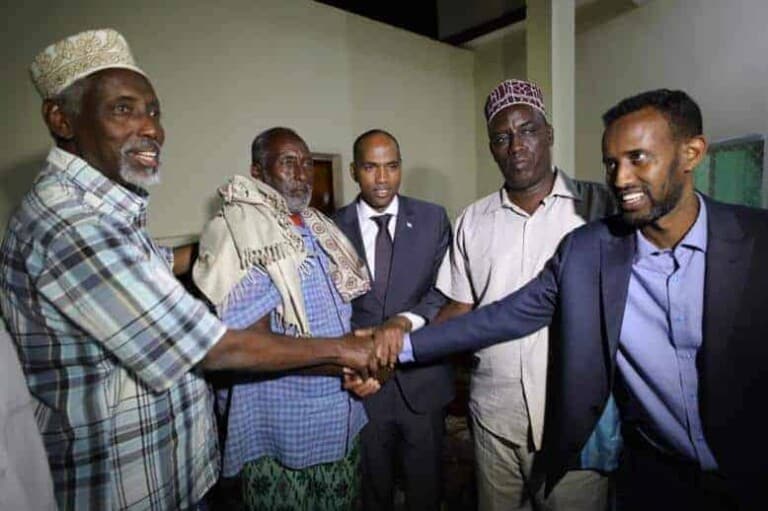 Ra’iisul Wasaare Khayre oo Nabadoonnimo u dhex galay Beelo ku dagaalamay Gobolka Galgaduud [Daawo]