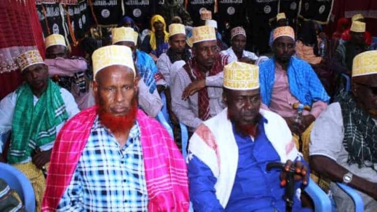 Odayaal isu dhiibay Alshabaab oo lagu soo bandhigay Sh/hoose & Fu’aad Shongle oo Muxaarado u qabtay [Sawirro]