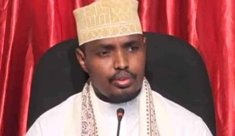 Mareykanka oo xayiraad ku soo rogay Dad Kenyaan oo lagu xiriiriyey Argagixiso [Sheekha caanka ah ee Xassaan oo ka mida]