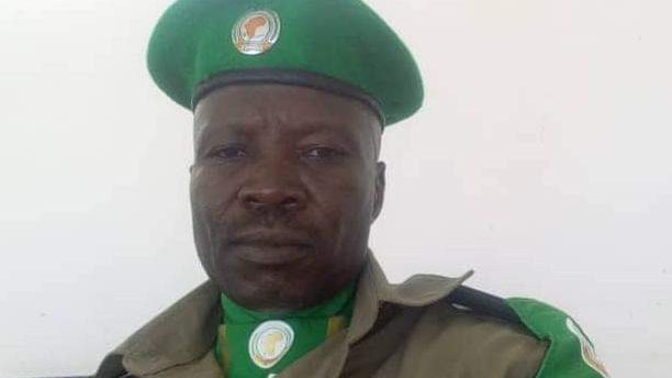 Sarkaal Sare oo ka tirsanaa Booliska AMISOM oo meydkiisa laga helay xerada Xalane ee magaalada Muqdisho iyo..