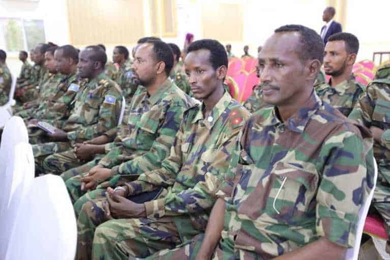 Ra’iisal wasaare Kheyre oo u digay saraakiishii Ahlu Suna ee ku biiray Ciidamada Dowladda