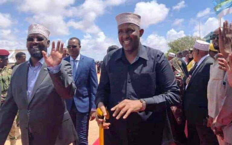 Mas’uul wakiil ka ah Uhuru Kenyatta oo jebiyey xayiraadii Dowladda Somalia, kana degay Kismaayo [Faragelinta Kenya oo…]