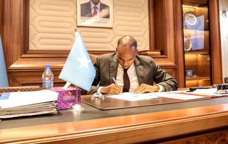 Ra’iisul Wasaare Kheyre oo 317,000 oo Doolar u saxiixay Dib dhiska Buundada Bardhere & xidhibaano u mahad celiyay