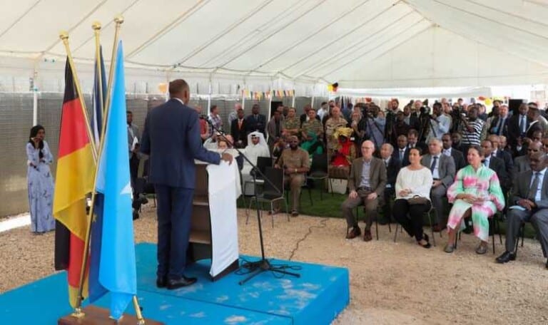 Kheyre iyo Madax ka tirsan Dowladda oo ka qeyb galay Xaflad lagu xusay maalinta Midowga Jarmalka. (Sawirro)