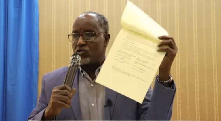 Wasiirka Arrimaha Gudaha Somalia oo kashifay Heshiisyadii lala galay Ahlu suna, jawaab culus-na u direy [Daawo]