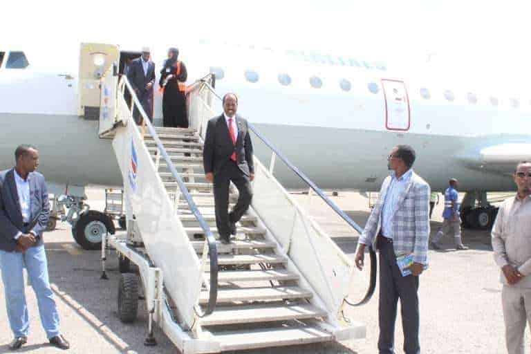 Madaxdii ka qeyb gashay Caleemo-saarkii Axmed Madoobe oo Kismaayo ka dhoofay, iyagoo aan Shir ka yeelan…