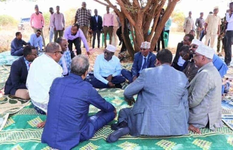 Axmed Madoobe oo martiqaad u sameeyay Madaxda & siyaasiyiintii ka qeyb gashay Caleemo-saarkiisa [Sawirro]