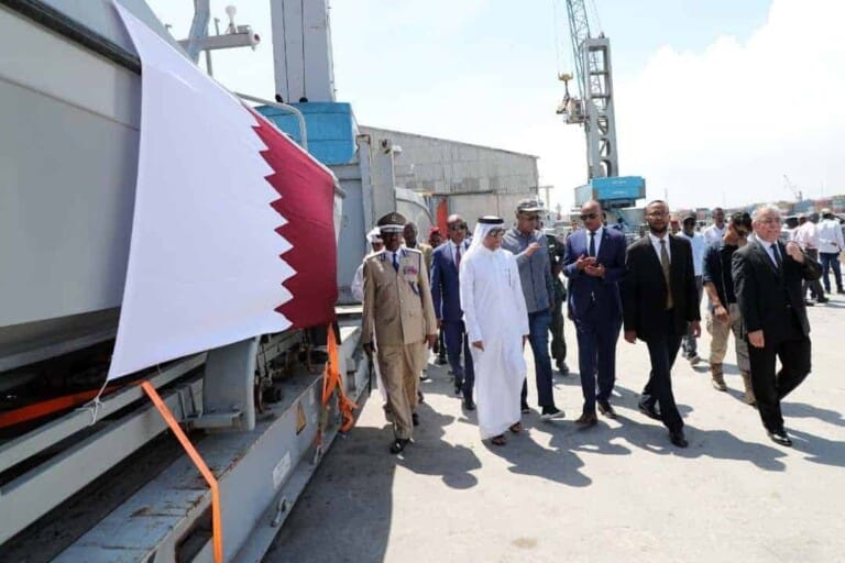Dowladda Qatar oo  Gaadiid kala duwan & Doomo ugu deeqday Xukuumadda Somaliya (Sawirro)
