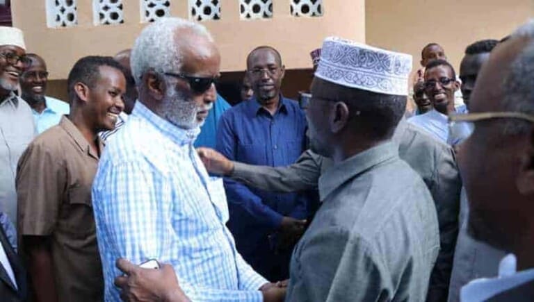 Wafdiga Madaxweynayaashii hore oo kulan la yeeshay Ugaas Xasan Ugaas Khaliif (Sawirro)