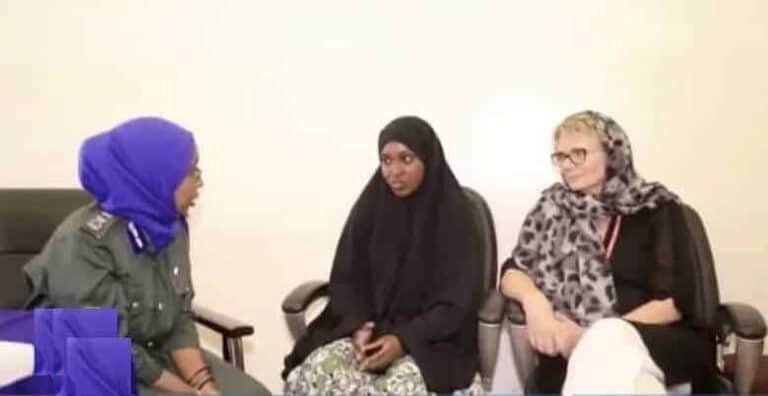 Taliska Booliska oo dusiyey Muuqaal ay ka duubeen Amal Nur Markii ay u gacan geliyeen Safaarada Denmark. [Daawo]