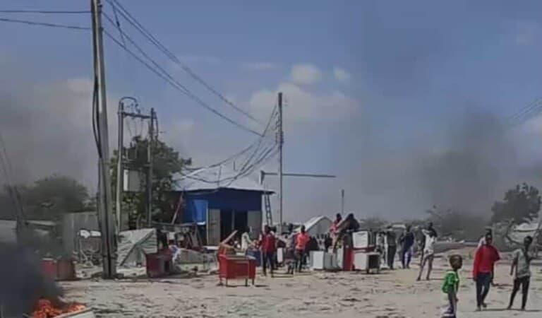 Bannaanbax Rabshado wata oo ka socda Ex. Kontrol Afgooye [Dadweyne ka horjeeda Dowlada oo xiray Jidka isku xira.. ]