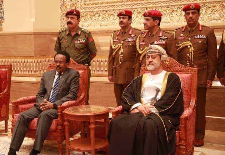 Madaxweyne Farmaajo oo kulan Tacsi ah ugu tegay Suldaanka cusub ee dalka Cumaan.. [Sawirro]