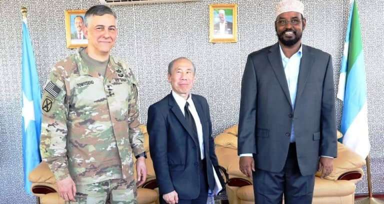 Safiirka Mareykanka, Taliyaha AFRICOM & Axmed Madoobe oo kulan ku yeeshay Kismaayo & Laba qodob…