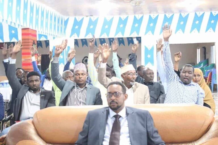Baarlamanka Galmudug oo Cod u qaaday codsi ka yimid Madaxweyne Qoorqoor & Golaha Wasiirada oo…