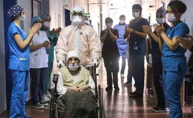 Ayeeyo 107 sano jir Turki ah oo si la yaab leh uga bogsootay Cudurka Coronavirus (Sawirro)