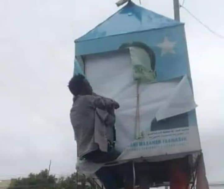 Maxay ka dhigan tahay in Sawirka Madaxweyne Farmaajo lagu gubo Muqdisho..? [Faaqidaad]