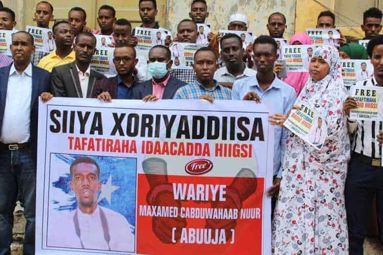 Saxafiyiinta Muqdisho oo dhigay Bannaanbax ay ku dalbanayaan Sii deynta weriye u xiran Dowlada