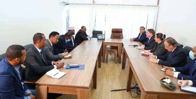 Siciid Deni iyo Axmed Madoobe oo Madaxweyne Farmaajo ka hor la kulmay wakiilada Beesha Caalamka  (Sawirro)