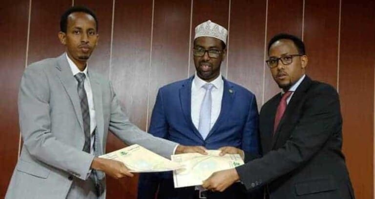 Maxaa ku qarsoon Xilal-isu-dhiibka Shaqaalihii Xafiiska Madaxweynaha (C/risaaq Caato iyo Cabdi-Nuur)..?