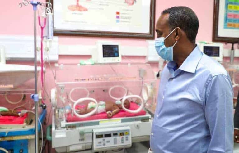 Ra’iisal wasaaraha oo kormeeray Isbitaallo ku yaalla Muqdisho iyo  Wadooyinka oo saacado u xirnaa (Sawirro)