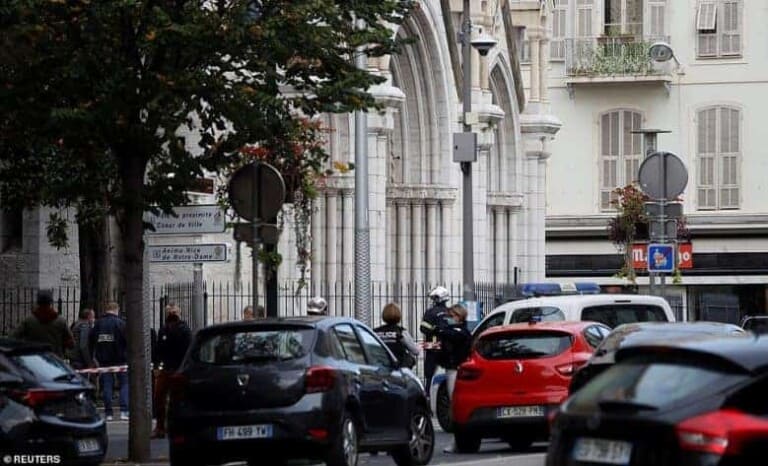 Nin ku qeylinaya Allahu Akbar oo 3 Qof ku dilay dalka Faransiiska: Laba ka mida oo la gowracay iyo Naxdin…