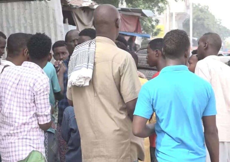 Askari Saqraansan oo Hooyadii iyo Dad badan oo Qoyskiisa ah ku laayey Magaalada Muqdisho (Warbixin)