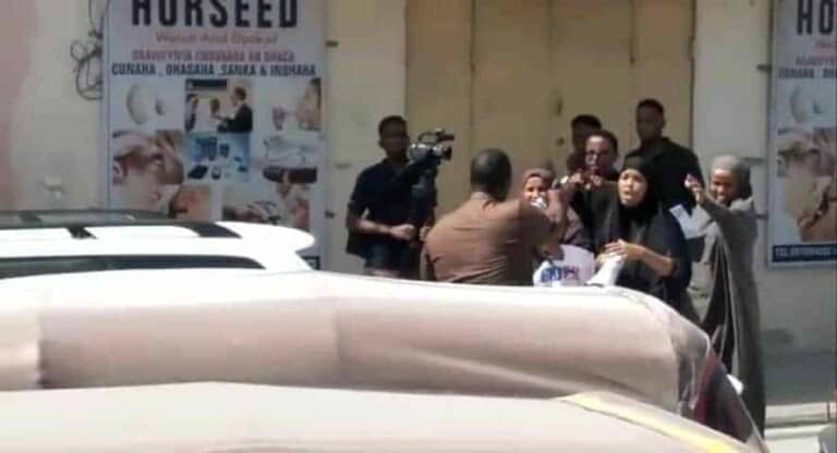 Nin Bistoolad u adeegsaday Gabdho bannaanbax ka dhigay Muqdisho oo noqday Askari iyo Wasiir Amniga oo xaqiijiyey..