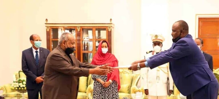 Madaxweynaha Jabuuti oo Waraaqaha Aqoonsiga ka guddoomay Safiirka cusub Salaad Cali Jeelle