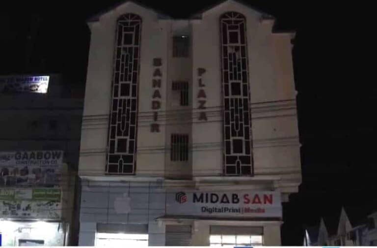 Ciidamada Booliska oo Albaabada isugu dhuftay Shirkad Daabacaad, Xabsigana u taxaabay Shaqaalaheedii