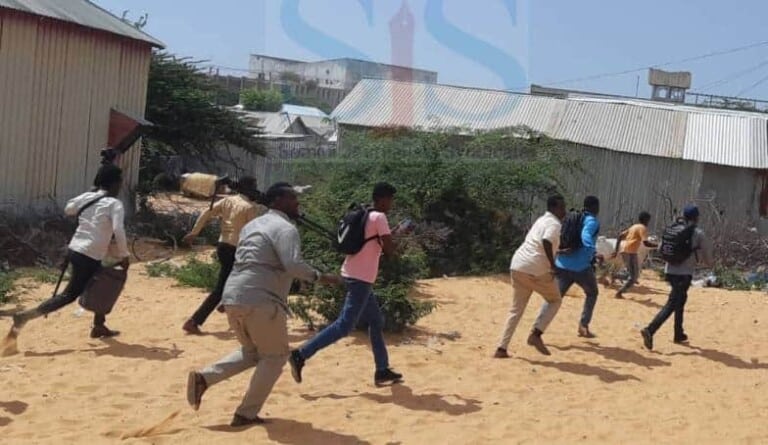 Hay’adda NISA oo lagu eedeeyay inay  weriyeyaal saacado ku xirtay Muqdisho, kana hor istaagay shaqadooda