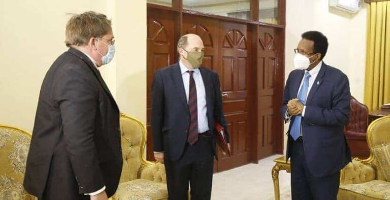 Wasiirka Difaaca UK oo Muqdisho yimid iyo Kulan Madaxtooyada ku dhex maray madaxweyne Farmaajo