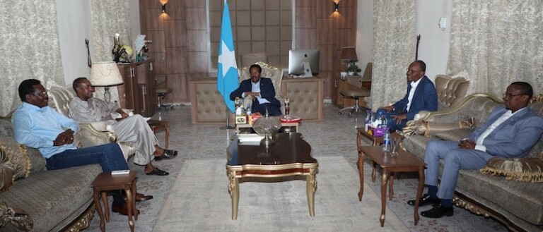 Wararkii ugu danbeeyay ee Dhuusamareb (Shir ay ka maqan yihiin Siciid Deni iyo Axmed Madoobe oo socda..)