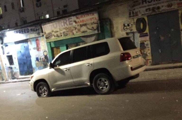 Wararkii ugu danbeeyay Qarax ka dhacay Muqdisho iyo Sarkaal Sare oo lala beegsaday