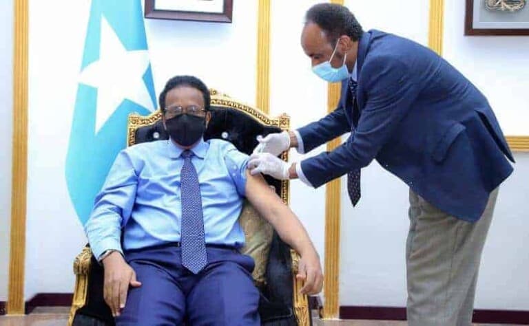 Farmaajo, Wasiiro iyo mas’uuliyiin kale oo lagu bilaabay Tallaalka Covid-19 ee Soomaaliya loogu deeqay
