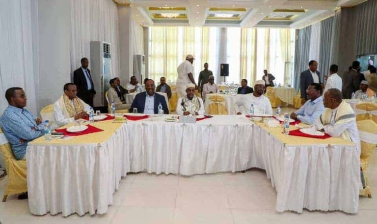 RW Rooble iyo Madaxda Maamul Goboleedyada oo tegay Hotel ku yaalla Xeebta Liido (Sawirro)