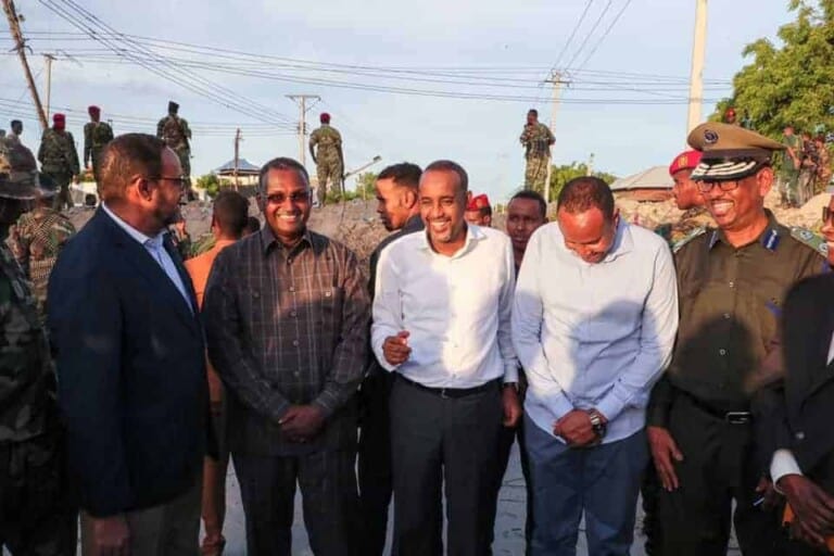 RW Rooble oo tegay xaafadihii ay qabsadeen Ciidamada Mucaaradka (Sawirro- Wadooyin la furay…)