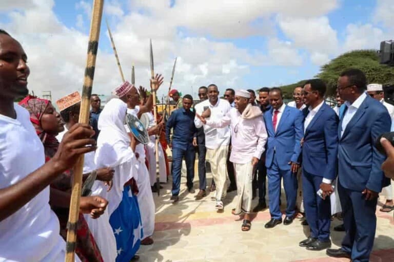 RW Rooble oo casuumaad loogu sameeyay Degmo ka tirsan Muqdisho iyo Wadooyin Saacado u xiranaa