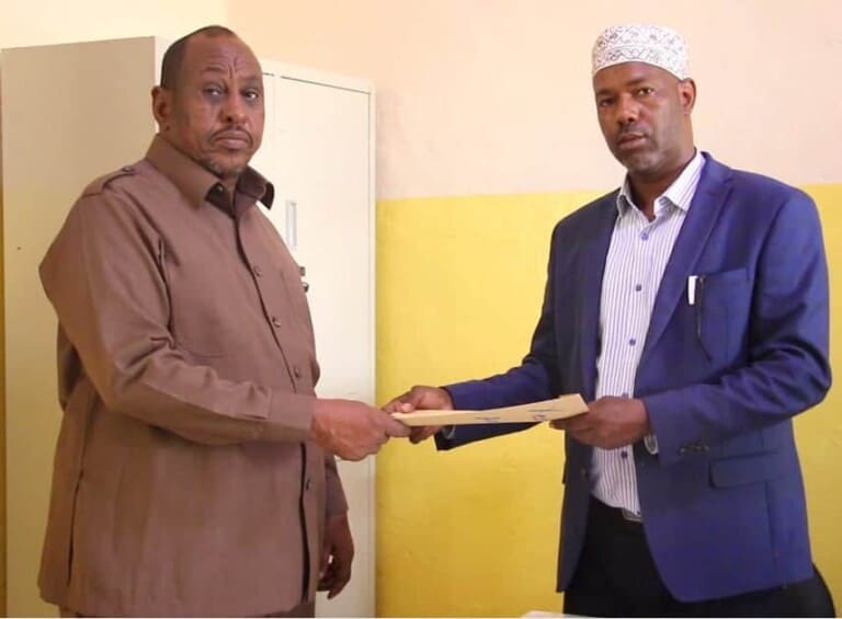 Musharixii ugu horeeyay ee Aqalka Sare oo la diiwaan geliyay iyo 2 Qodob oo lagu eedeeyay Axmed Madobe